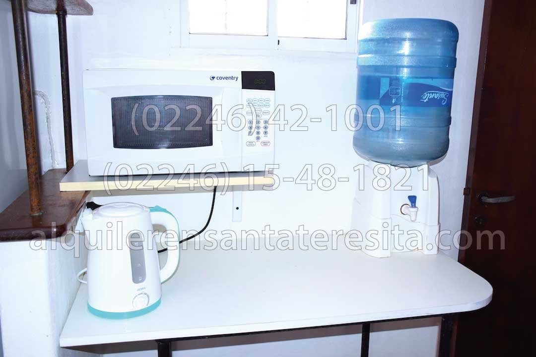 Cocina, microondas y dispenser de Alquiler en Santa Teresita