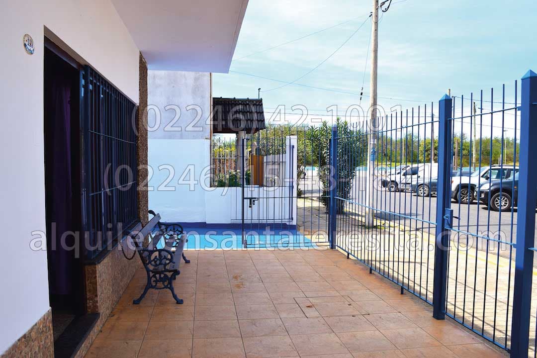 Entrada con vista al garage descubierto de Alquiler en Santa Teresita