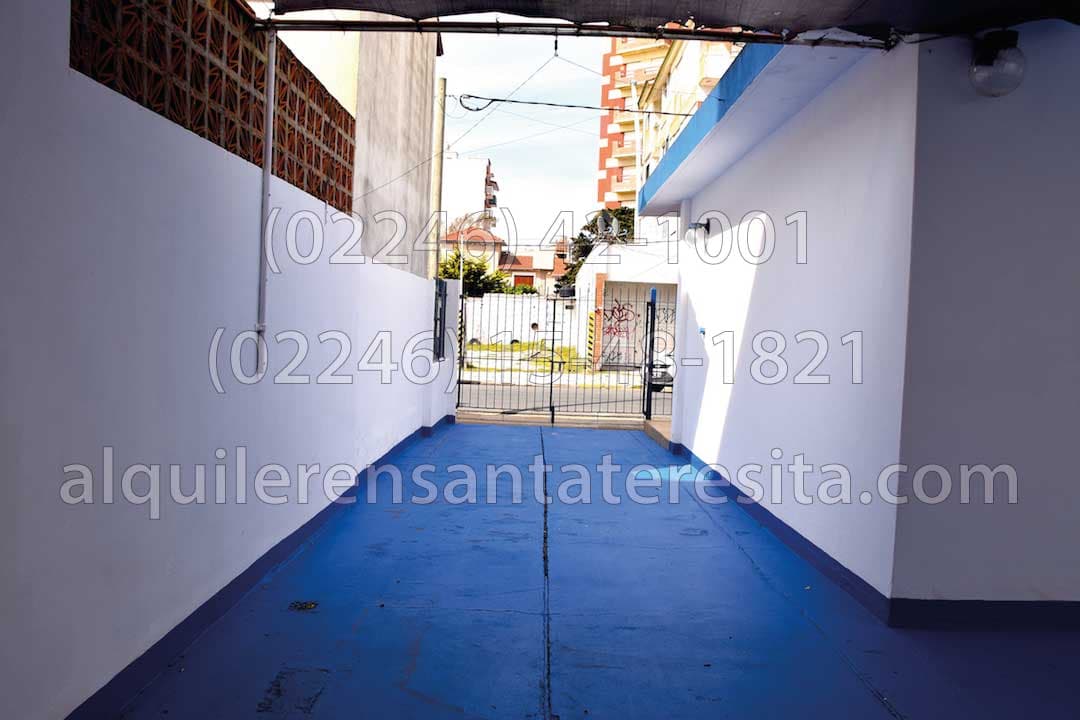 Garage descubierto desde el patio de Alquiler en Santa Teresita